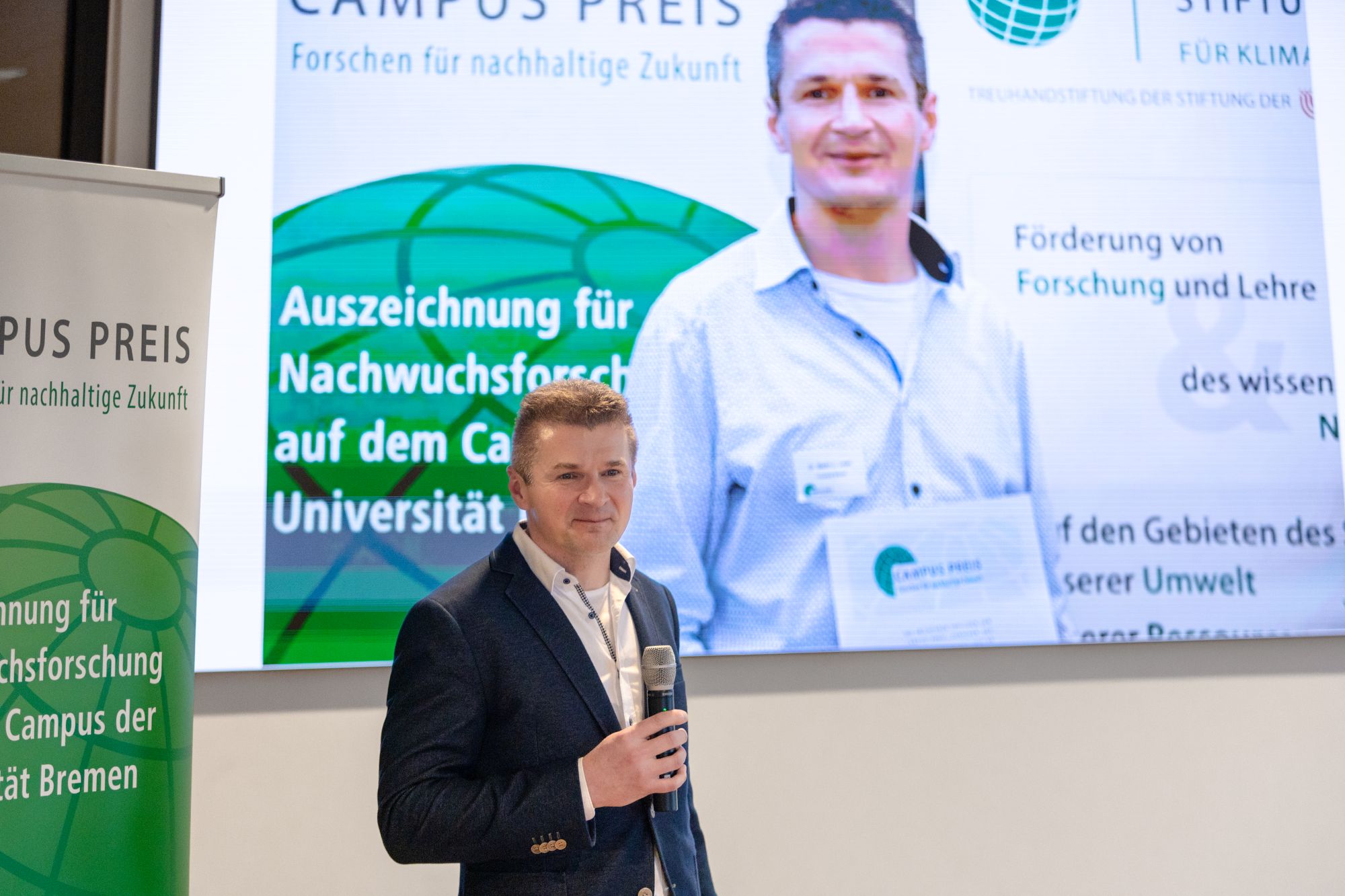 Den Preis erhielt damals Dr. Martin C. Lukas, der heute als Assistant Professor in Trondheim an der Universität arbeitet und uns mitnahm in seine Forschungswelt